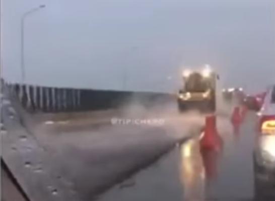 Асфальт в дождь под Краснодаром: видео
